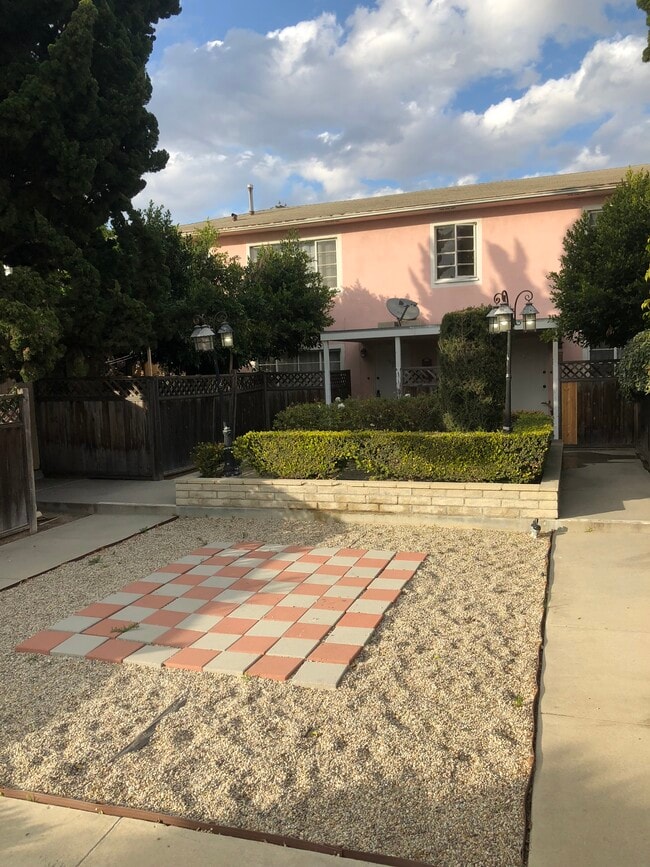 Foto del edificio - 1869 E Ocean Ave