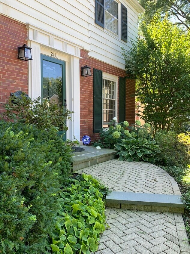 Foto principal - 2111 Greenwood Ave