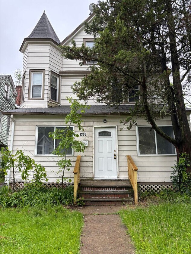 Primary Photo - Charming spacious 4-bedroom home. Section ...