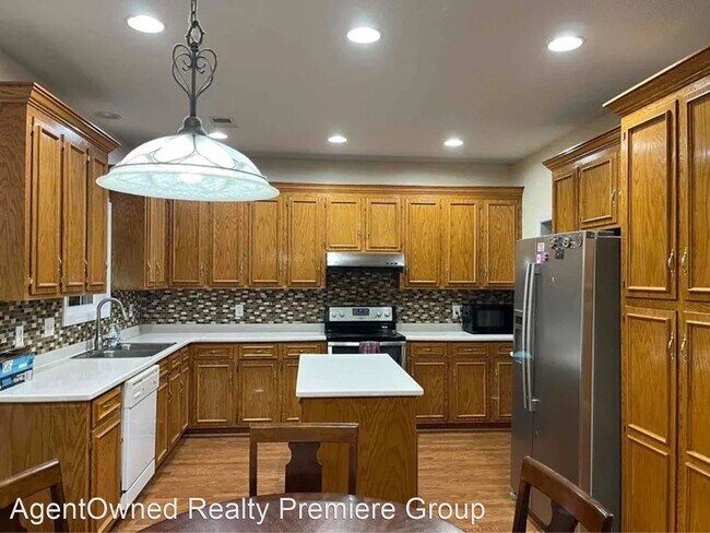 Building Photo - 5 br, 3 bath House - 8729 Evangeline Dr.
