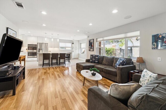 Foto del edificio - 2034 Millwood Dr
