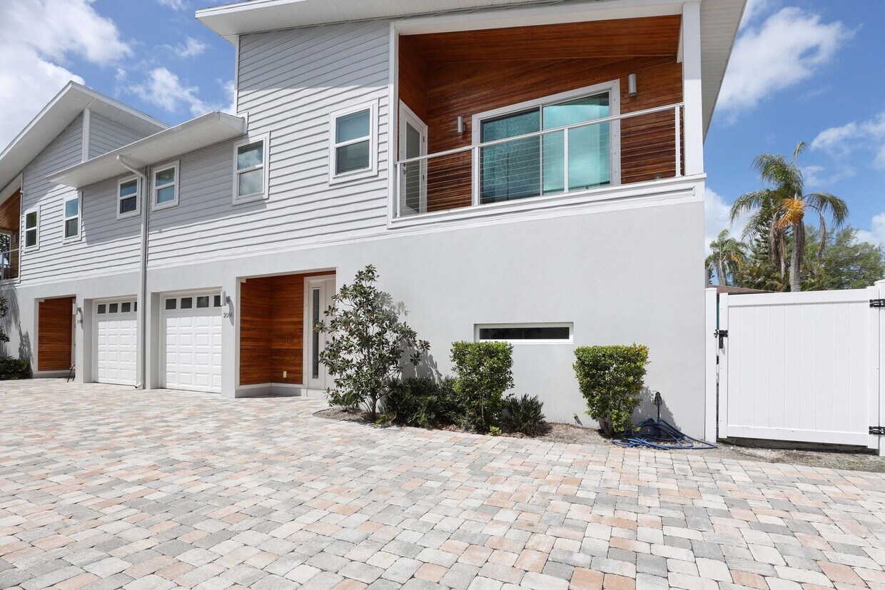 4bd/3.5bth by Tamiami Trl & Bee Ridge; Stunning Townhouse - 4bd/3.5bth by Tamiami Trl & Bee Ridge; Stunning Townhouse