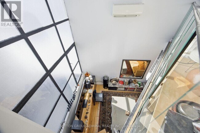 Photo du bâtiment - 1024 Queen St W