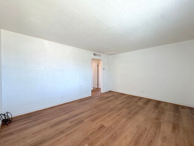 Building Photo - Central El Paso 3 bed REFRIG A/C with Mountain Views!