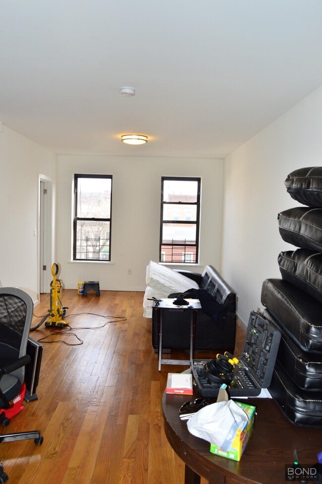 Foto del edificio - 31-43 Steinway Street