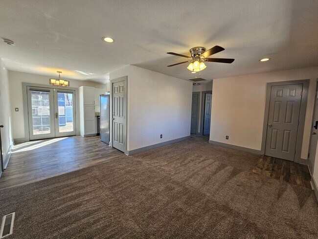 Building Photo - Comfortable 4 bed, 2 bath home in 80906!