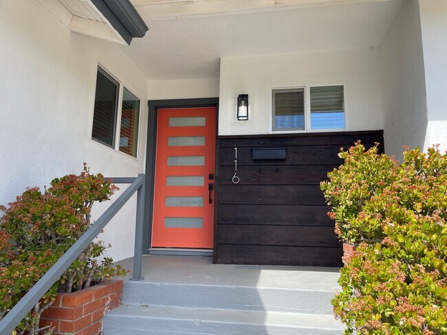 Building Photo - Newly Renovated 3bdrm 2bath Airy Oasis!