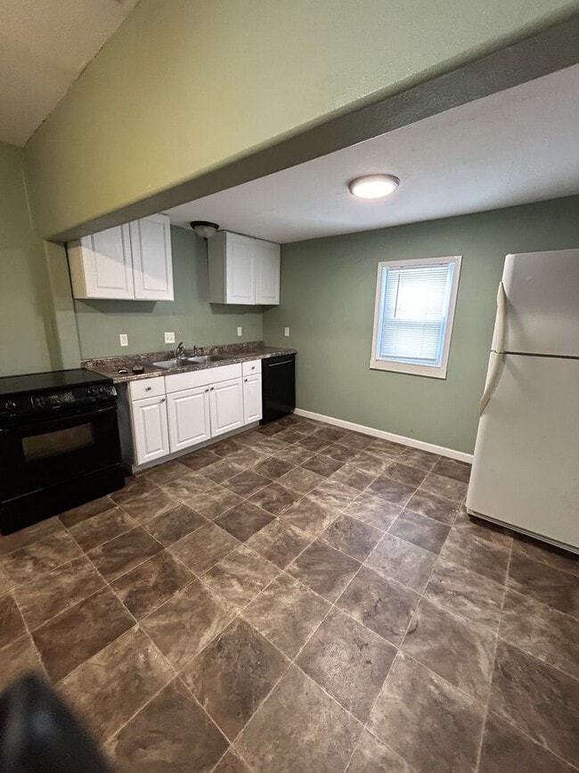 Building Photo - So Cute! Check Out This 2BR/1BA Home w/Carport!