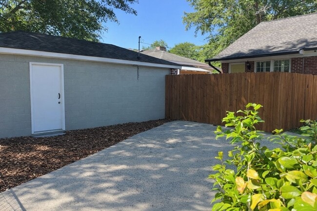 Building Photo - 3/2 Duplex Conveniently Situated in an Established Neighborhood!