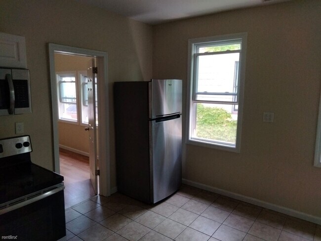 Building Photo - 3 br, 1 bath Townhome - 183 4th St 2nd Floor