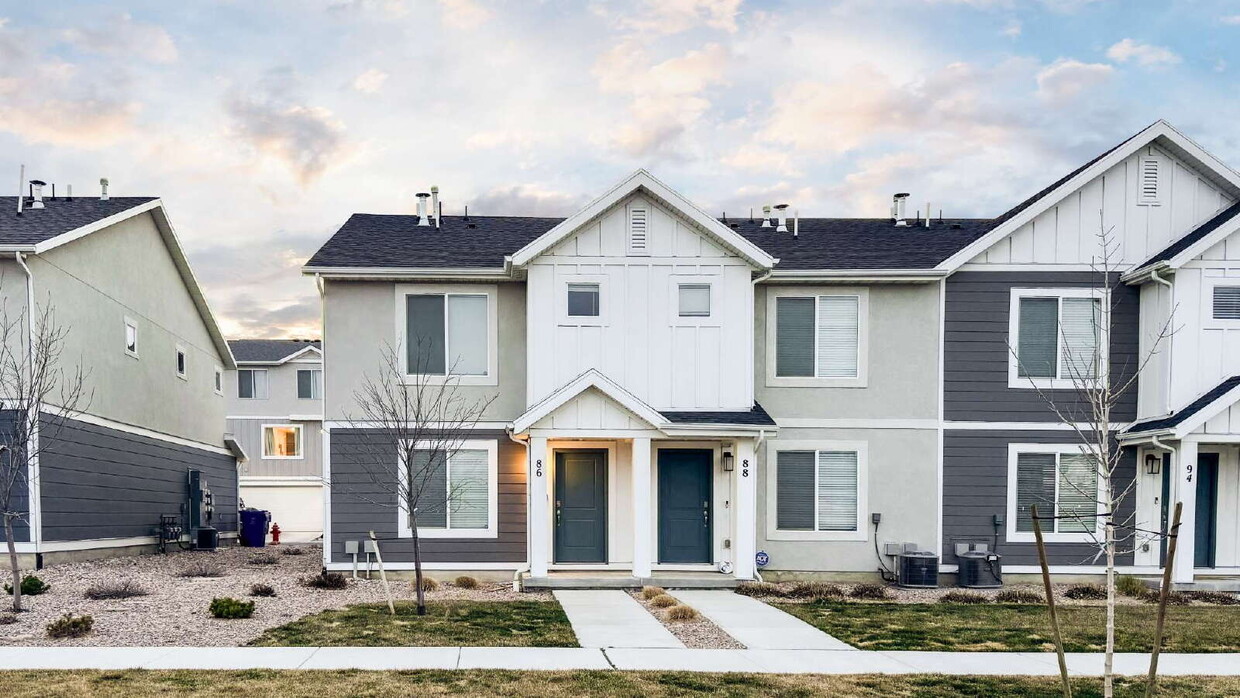 Foto principal - *$500 MOVE-IN SPECIAL* Charming 3-Bedroom ...
