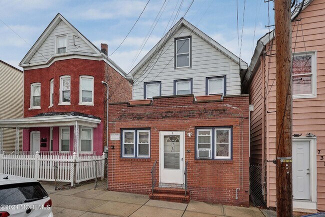 Building Photo - 729 Cortlandt St