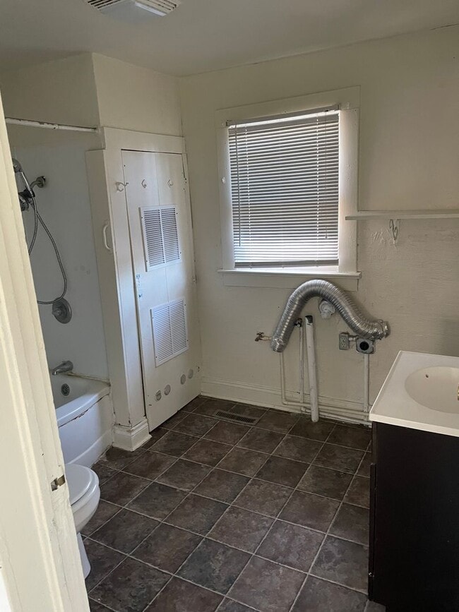 Building Photo - 4+ BEDROOM 1 BATHROOM HOUSE FOR RENT