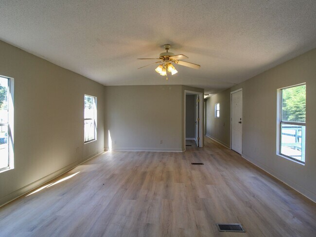 Foto del edificio - Completely Updated 3BR/2BA Trailer in Musc...