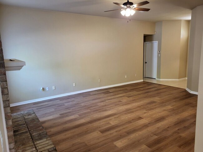 Foto del edificio - 3519 Daisy Ln