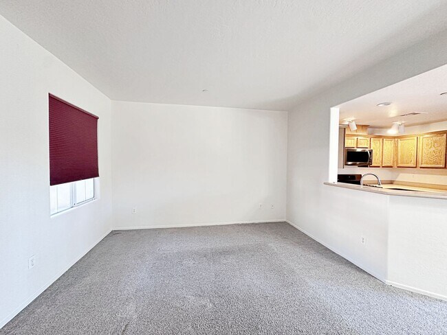 Foto del edificio - 1 BEDROOM DOWNSTAIRS CONDO IN GATED COMMUNITY 1 CAR GARAGE