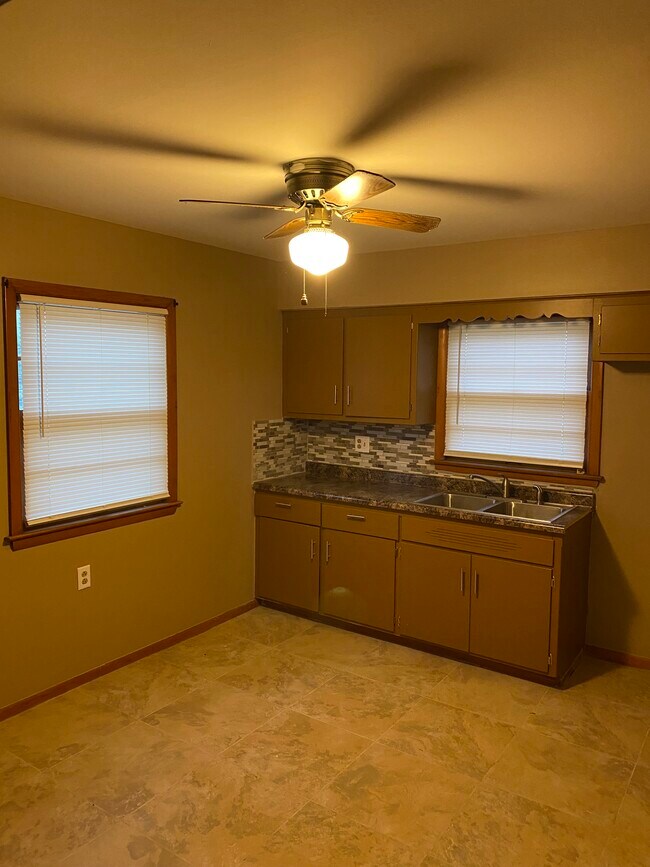 Building Photo - 7725 W Villard Ave