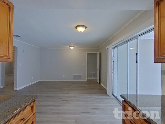 Foto del edificio - 7102 Woodfield Dr