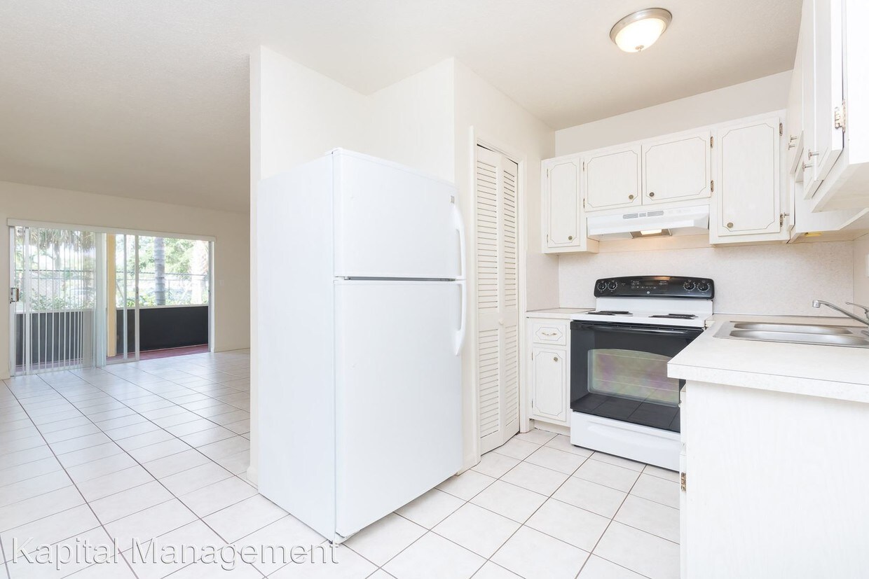 Foto principal - 8900 NW 38th Dr