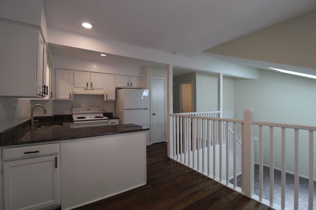 Foto del edificio - Fully Remodeled 2 Bedroom 1.5 Bath Duplex In Olathe
