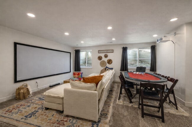 Building Photo - 1157 E Sego Lily Dr