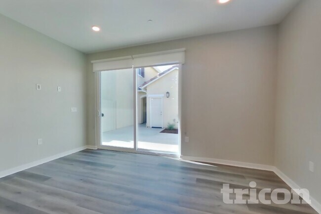 Building Photo - 611 Citron St