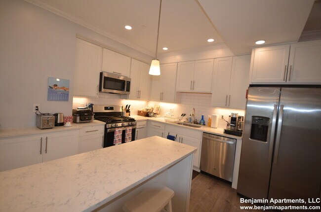 Building Photo - 120 Kenrick St