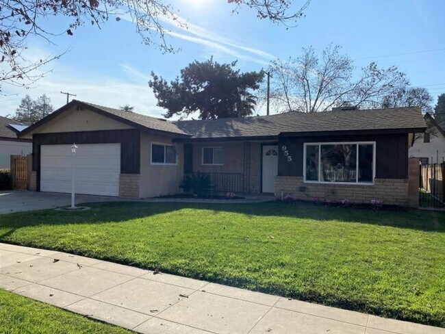 Building Photo - 955 E. SYCAMORE AVE - 3 BEDROOM 2 BATH - T...