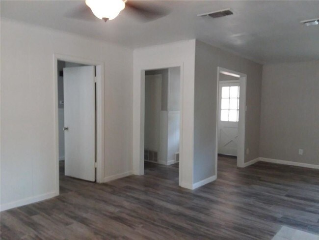 Building Photo - 1520 Woodland Dr