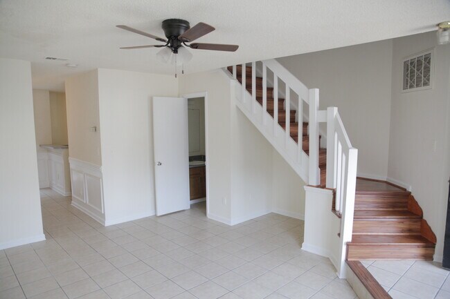 Building Photo - Cozzy townhome ready for you!