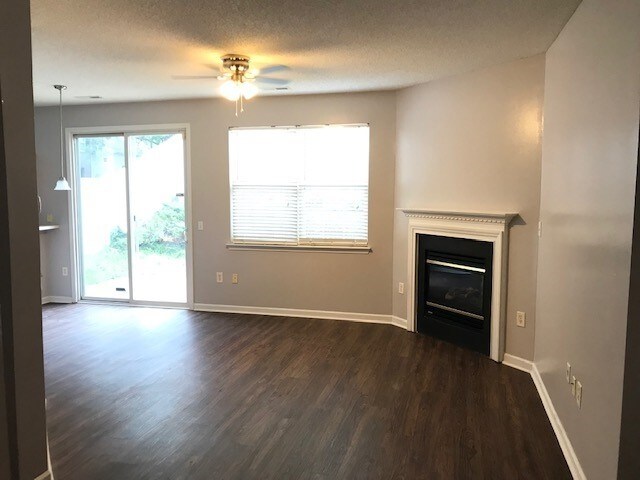 Foto del edificio - 8969 Meadowmont View Dr