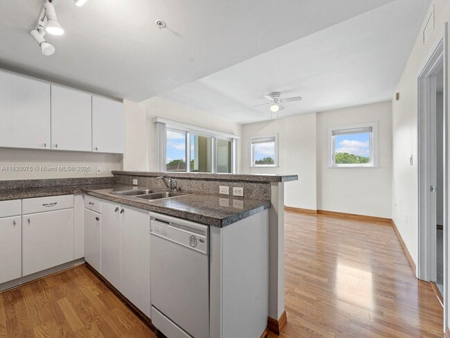 Building Photo - 2740 SW 28th Terrace