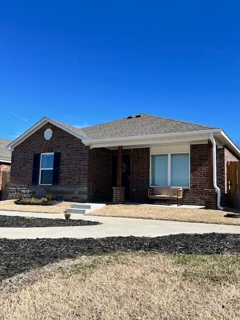 Casa toda de ladrillo - ¡Mantenimiento de patio incluido! - 2472 N Raven Ln