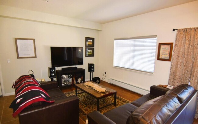Foto del edificio - 646 Riverview Dr