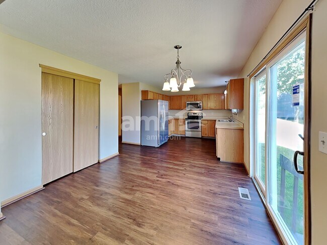 Foto del edificio - 7736 Powers Ridge Dr