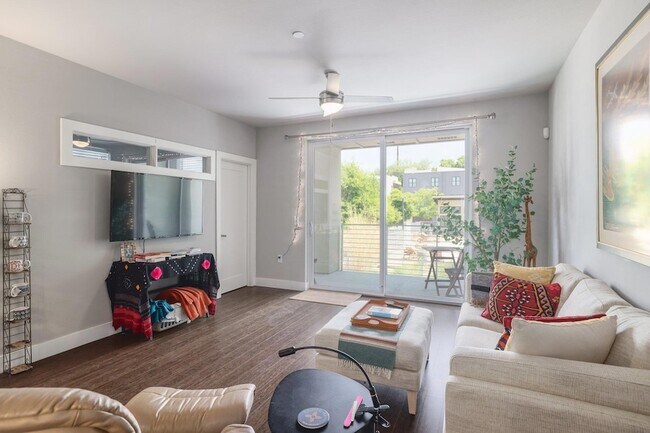 Foto del edificio - 2733 Dulce Ln