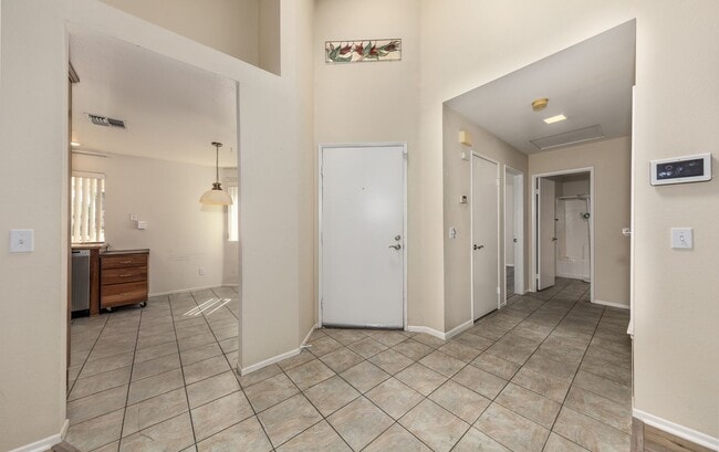 Building Photo - Beautiful 2 Bedroom Single Story Condo