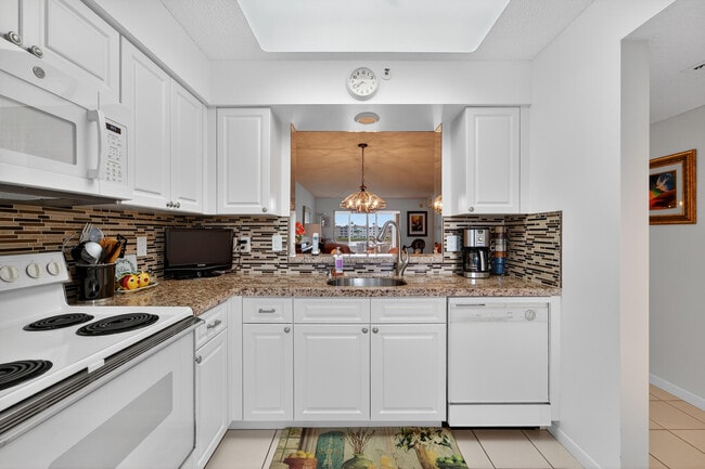 Building Photo - 14095 Royal Vista Dr