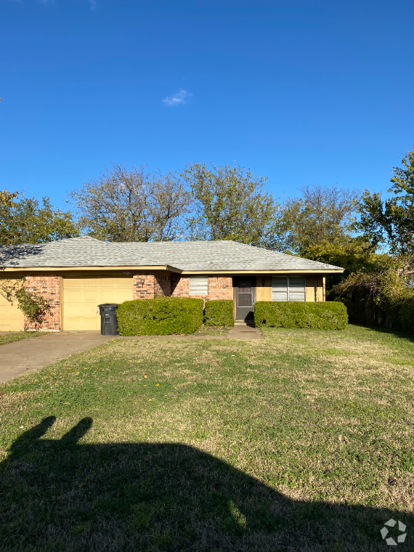 Building Photo - 2020 Granbury St