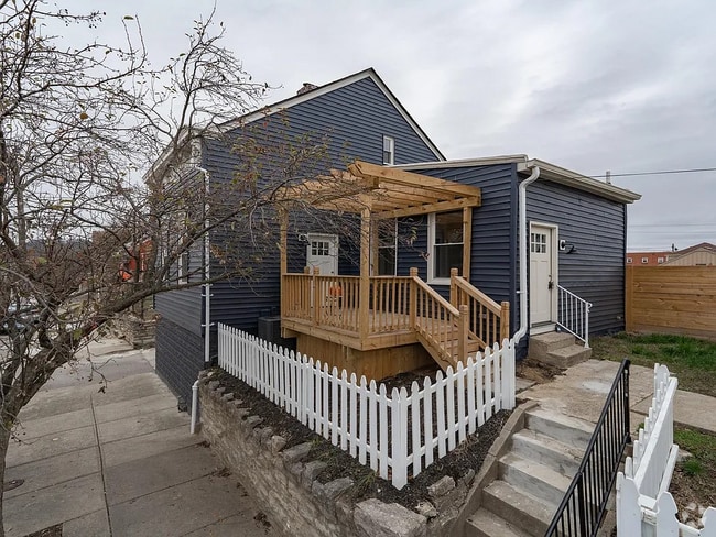 Building Photo - 247 Taylor Ave