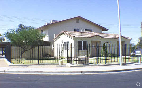 Primary Photo - 6239-6262 E Greenway Cir
