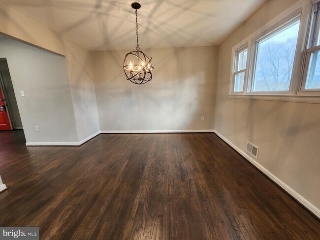 Building Photo - 6915 Briarcliff Dr