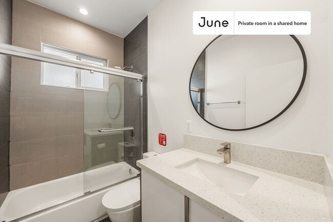 Building Photo - Private bedroom in 4 bed/4 bath Home