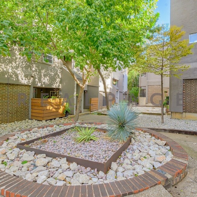 Building Photo - 7120 San Mateo Blvd