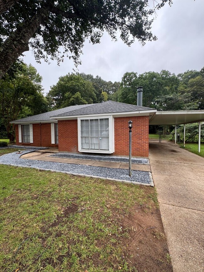 Building Photo - Beautifully Redone