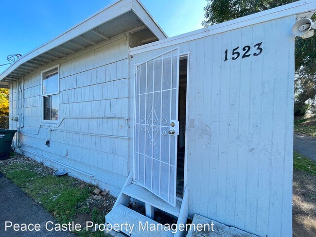 Foto del edificio - 3 br, 1 bath House - 1523 Rock Springs Rd.