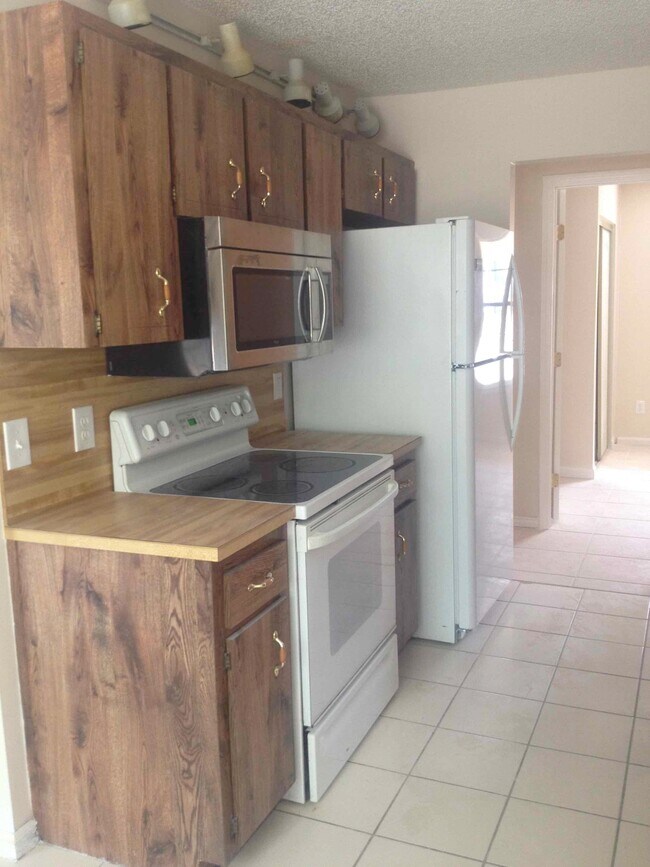 Building Photo - 6415 Sable Woods Dr E