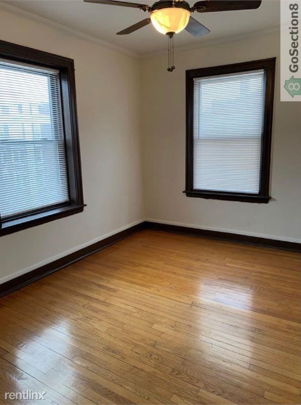 Building Photo - 824 E 49th St