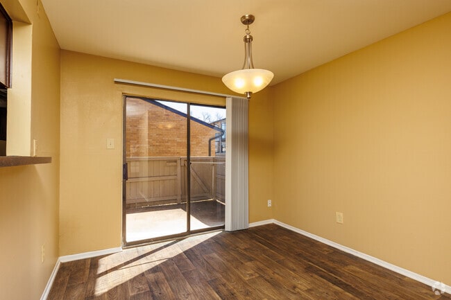 2BR, 2BA - 1,039SF - La Mirada