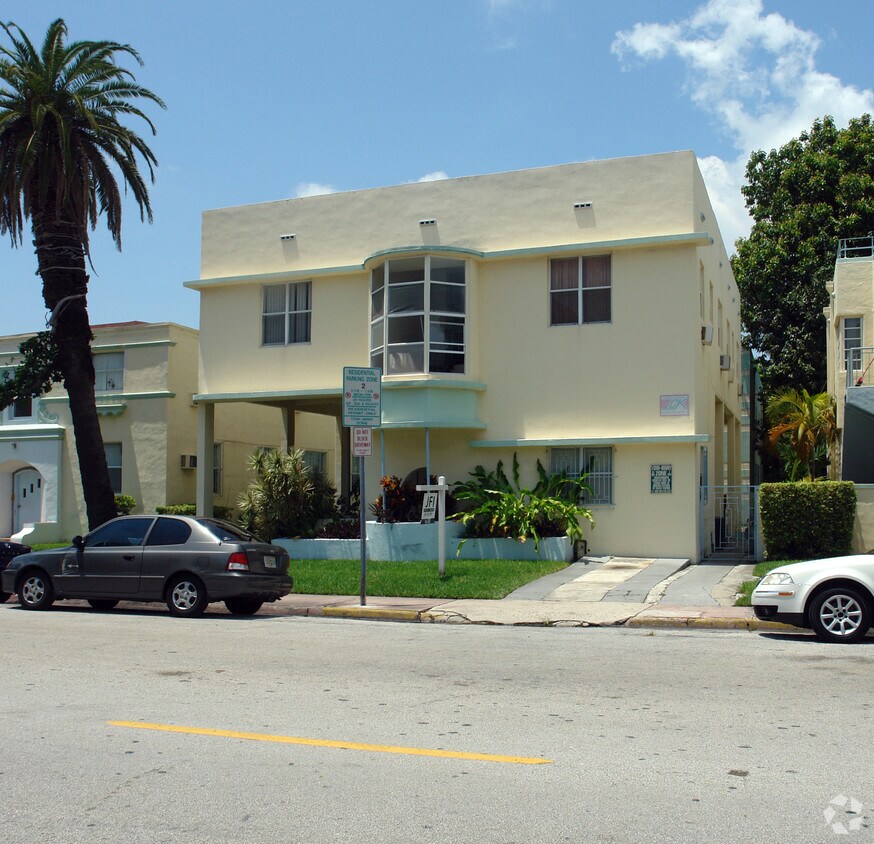 Vista de frente - 1552-1570 Euclid Ave